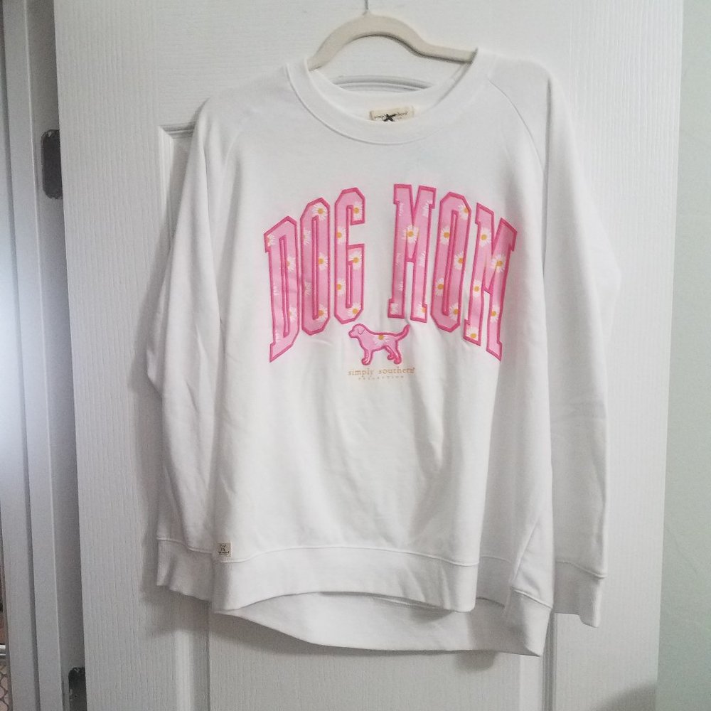 Last 1! Dog Mom Sweatshirt Simply Southern NWT - Picture 4 of 7